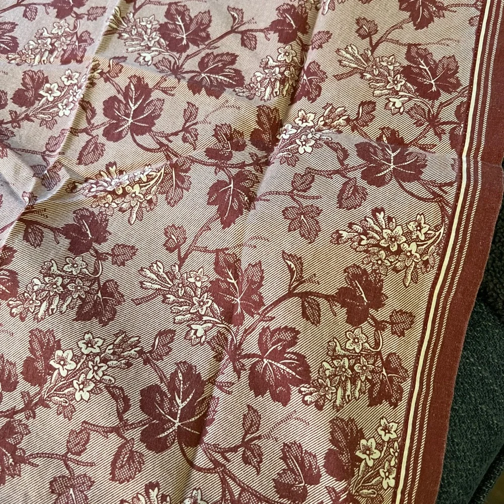 Williams Sonoma Arbor Claret Rectangle tablecloth & matching 5 Cloth Napkins set